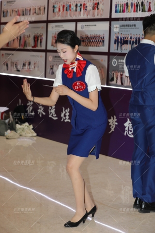 参赛的准空乘修长美腿（完整版）