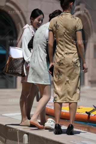 超薄肉丝的美眉（完整版）