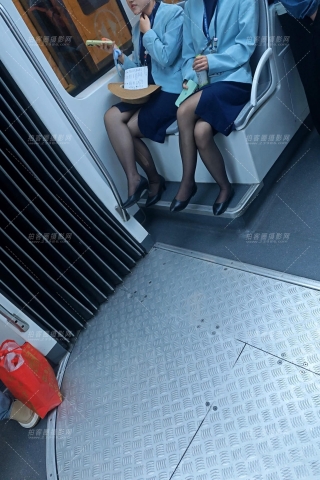 漂亮的贵宾室服务员黑丝挑鞋（完整版）