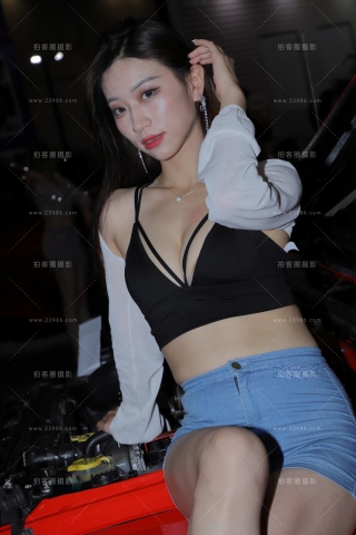 黑色吊带抹胸 白色长袖 牛仔热裤