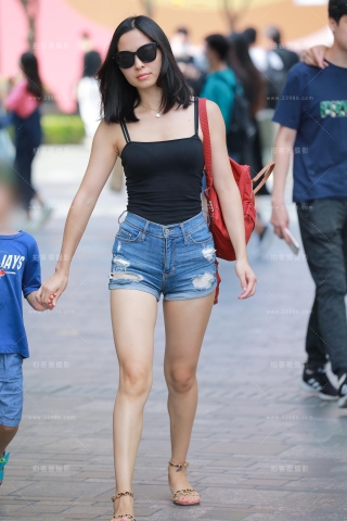【玻璃街拍】热裤Y Y辣妈