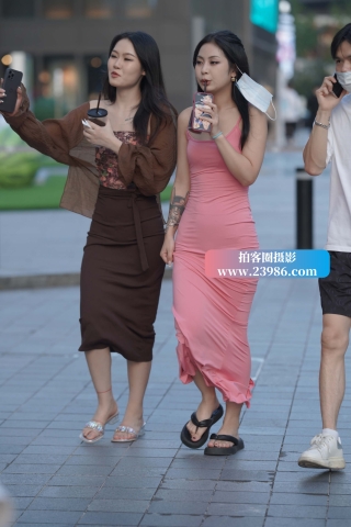 查看完整内容：街拍粉色吊带裙美女闺蜜 - 共23张图片