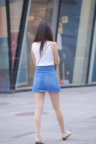 街拍牛仔裙丝腿小妹