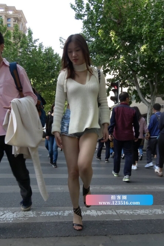 查看完整内容：4K - 街拍牛仔热裤街拍高跟性感美女 [1.69 GB/MP4]（视频版） - 共12张图片