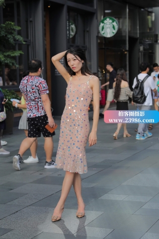 吊带连衣裙街拍高跟美女