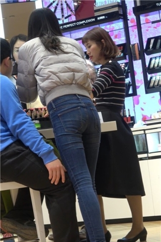 商场连拍3位紧身牛仔裤美女shopping [989MB]（视频版）