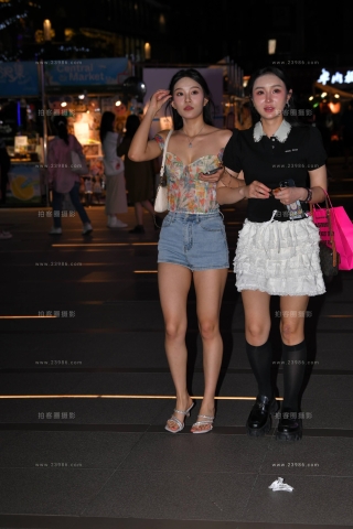 街拍美腿热裤凉高美眉跟闺蜜