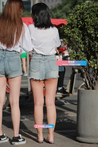 B32、肤白貌美的小闺蜜