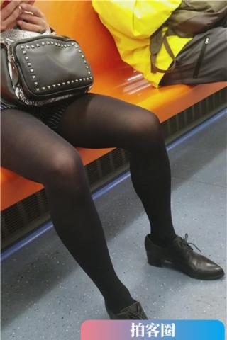 查看完整内容：4k-地铁上摊着玩手机的性感黑丝长腿美女（视频版） - 共6张图片