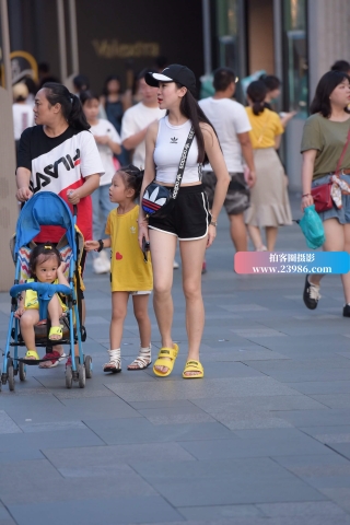 美女辣妈身材保持得完美