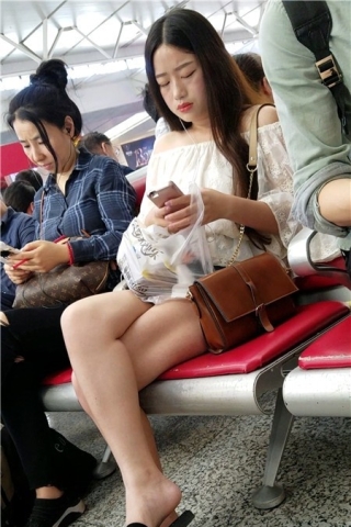 查看完整内容：4K - 吊带衫热裤凉拖街拍美腿漂亮小姐姐（视频版） - 共8张图片