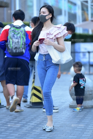 ★高挑紧身牛仔裤美女★