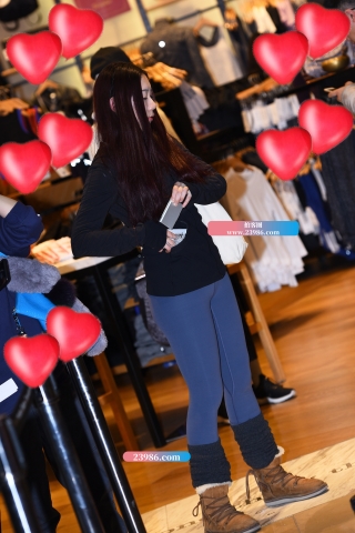 【咔喳赛贴】商场里的紧身裤