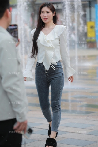 【玻璃街拍】紧身牛仔裤辣妈