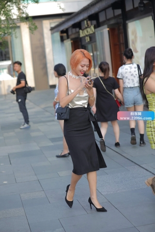 街拍黄色短发美女