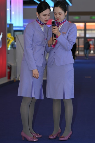 查看完整内容：中国联合航空-厚灰丝空姐（完整版） - 共22张图片