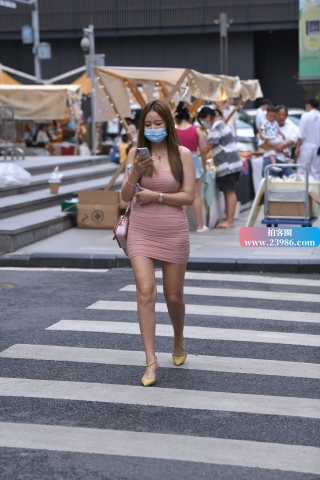 街拍粉色吊带裙小姐姐