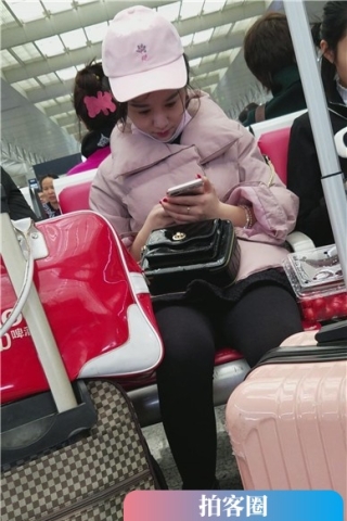 查看完整内容：4k-高铁站候车室拍摄黑丝打底裤粉色鸭舌帽美女（视频版） - 共6张图片