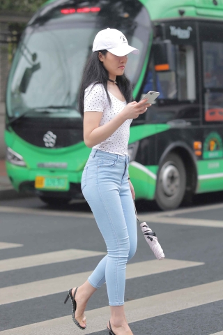 S0734 车站邂逅漂亮女生【原图➕视频】