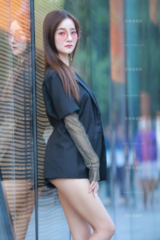 【玻璃街拍】热裤美女