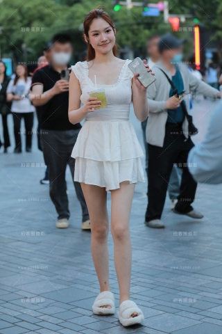 白色连衣裙美女