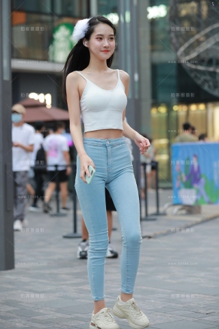 【玻璃街拍】紧身牛仔裤小仙女