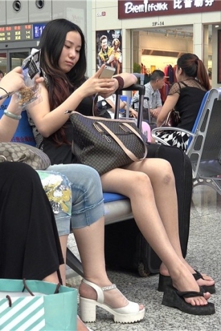 查看完整内容：黑色松糕鞋美腿美女 [1.36 GB/MP4] （视频版） - 共8张图片