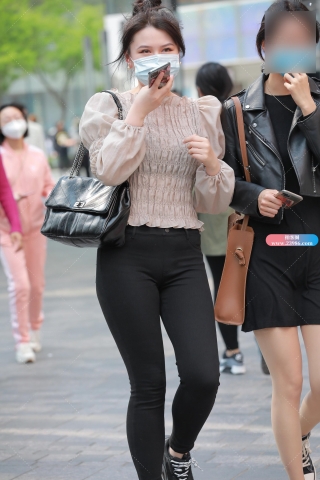 【玻璃街拍】黑色牛仔裤小姐姐