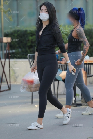 黑色瑜伽裤美眉