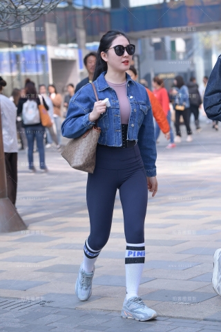 【街拍之魂赛帖】紫色超紧小姐姐