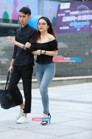 【视觉冲击赛帖】一字肩，性感丰韵的女友