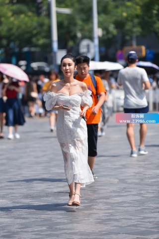 街拍白色低胸长裙美女，好美的锁骨