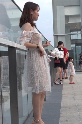 4K - 连衣裙美女没脚丫，绝对堪称人间极品 [1.32 GB/avi]（视频版）
