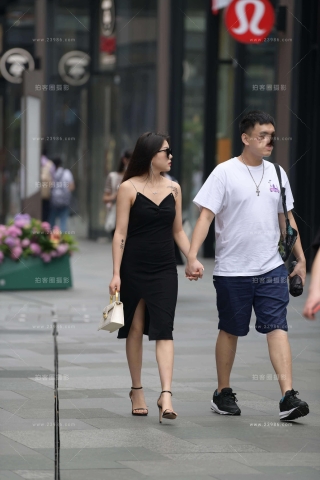 街拍黑色吊带裙性感女友