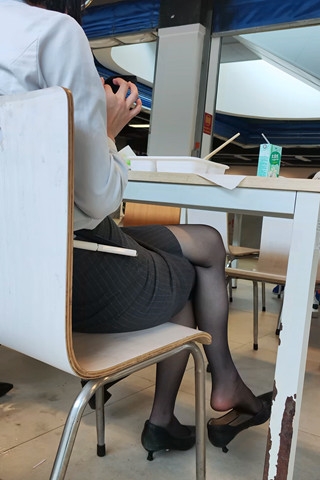 手机4k视频偶遇奥迪销售顾问灰si高跟挑xie震撼5分26秒（视频版）