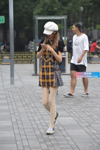 街拍时尚的丝袜短裙美姑娘