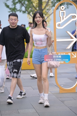 夏日清凉热裤苗条小姐姐