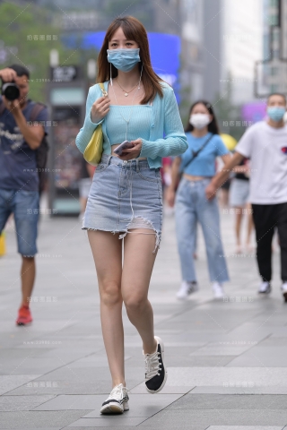 查看完整内容：玉腿-牛仔短裙美眉 - 共19张图片