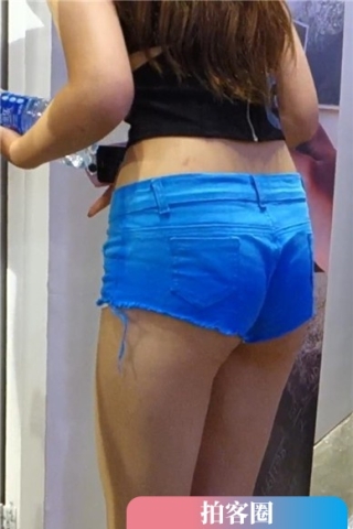 查看完整内容：蓝色超短牛仔小热裤美少女（视频版） - 共6张图片