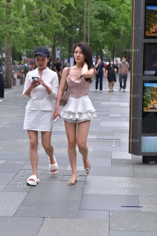 街拍短裙美腿小姐姐