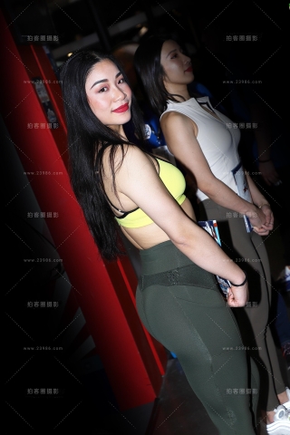 查看完整内容：黄色抹胸墨绿色紧身裤 - 共12张图片