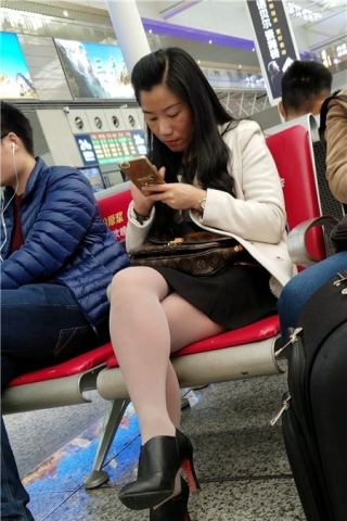 查看完整内容：4K - 黑色高跟鞋性感街拍丝袜少妇 （视频版） - 共6张图片