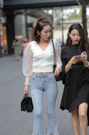 查看完整内容：街拍气质紧牛女人 - 共18张图片