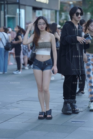 街拍清凉短牛小姐姐