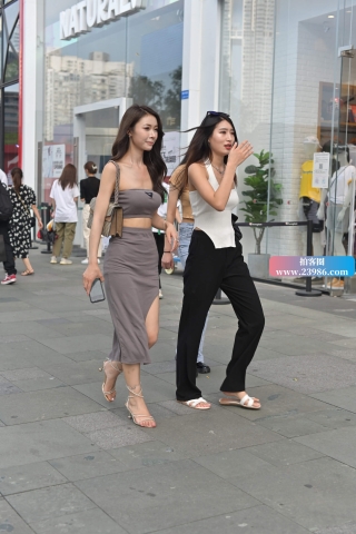 搭讪街拍灰色开衩裙美女