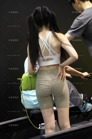 浅色紧身运动短裤