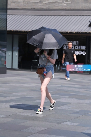 街拍撑伞的热裤小姐姐
