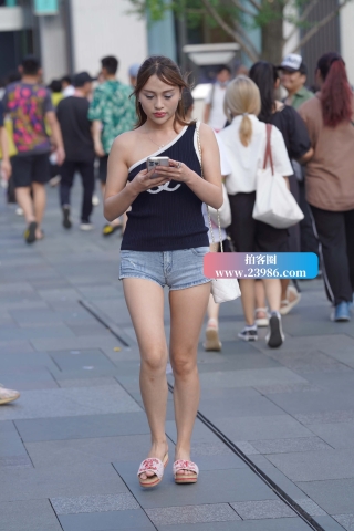 街拍长腿热裤MM