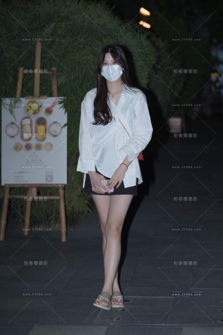 搭讪街拍美腿人字拖白皙小姐姐