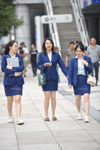 开心的美女店员~